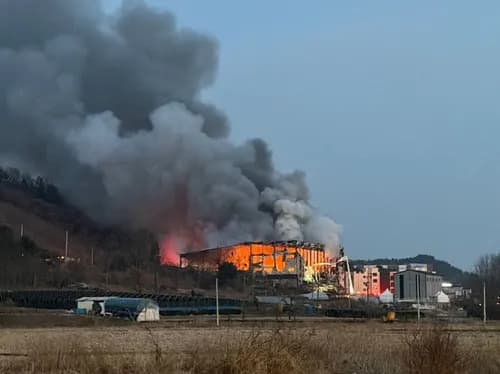 8 Helicopters and 165 Firefighters Battle Massive Clothing Warehouse Fire in Gimpo, South Korea — Three Buildings Engulfed